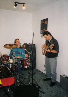 Probe: Simon Döring (Drums) und Romano Cunsolo (Bass)